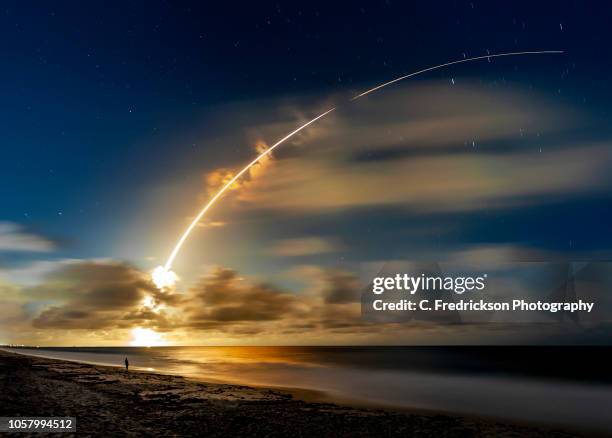 atlas v heavy lift rocket launch - nasa kennedy space centre stock pictures, royalty-free photos & images