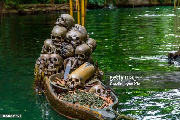 skulls on water - cannibalism - fotografias e filmes do acervo