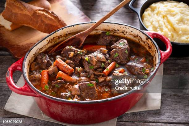 rundvlees bourguignon - zware gietijzeren braadpan stockfoto's en -beelden