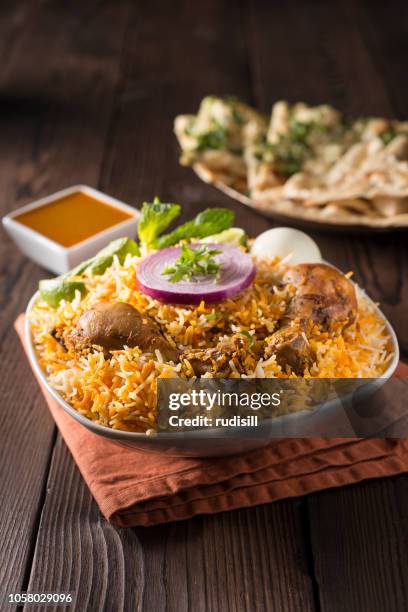 hühnchenbiryani - biryani stock-fotos und bilder