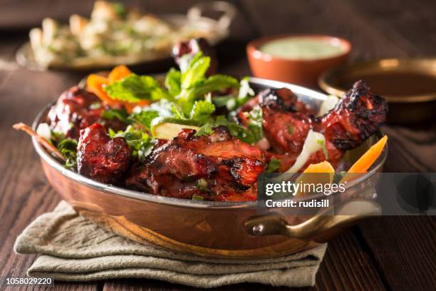 tandoori-huhn - indische gerichte stock-fotos und bilder