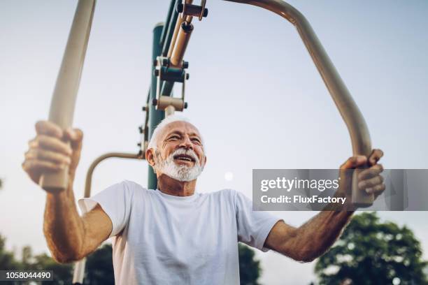 戶外運動愉快的老人 - exercise equipment 個照片及圖片檔