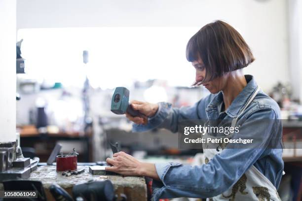 a jewellery designer working in her studio. - joalheiro - fotografias e filmes do acervo