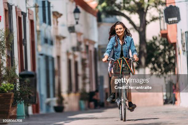 junge frau pendeln mit dem fahrrad - bundesstaat queretaro stock-fotos und bilder