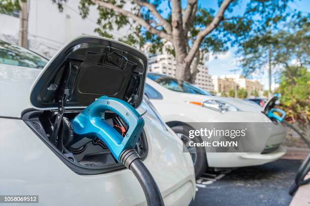 grüne autos - benzin sparen stock-fotos und bilder