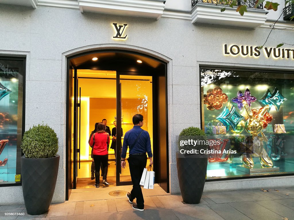 Louis Vuitton shop in Serrano street Golden Mile Salamanca distric on  Fotografía de noticias - Getty Images