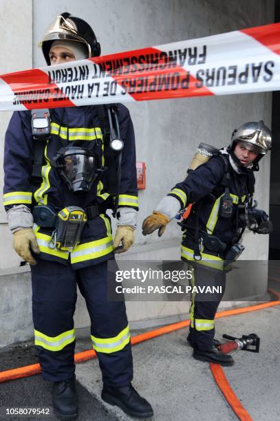 Un nouvel outil de géolocalisation pour aider les pompiers en intervention ". Des pompiers participent, le 18 novembre 2009 à Colomiers, à un...