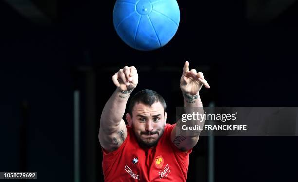 Frances N°8 Louis Picamoles grimaces as he takes part in a indoor training session on November 6, 2018 in Marcoussis, south of Paris, as part of the...
