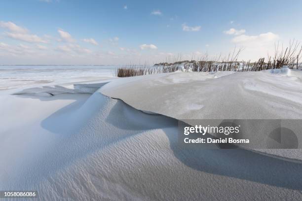 sandy snow dune - winter wonder land stockfoto's en -beelden