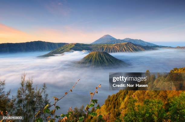 sunrise at mount bromo, east java indonesia. - parc national de bromo tengger semeru photos et images de collection