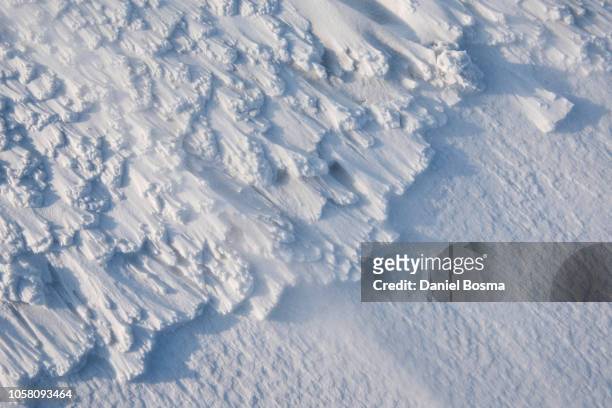 close up snow patterns caused by wind - glace texture imagens e fotografias de stock