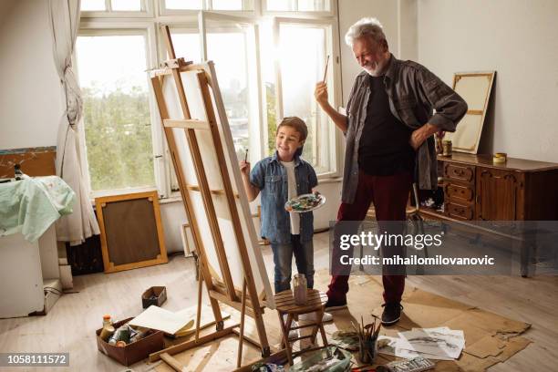kleine künstler und opa - children learning creative stock-fotos und bilder