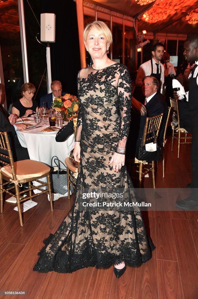 Donna Raggio Dr. Donna Raggio, wearing Natalia Danilova, attends MedShare's Share ...