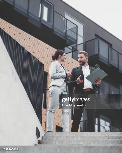 makelaar en zakenvrouw klant - commercial building people stockfoto's en -beelden