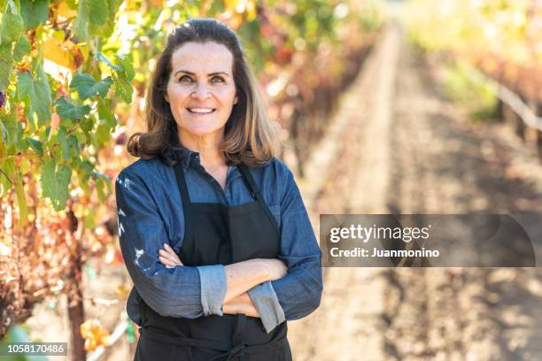 propriétaire de l’entreprise de femelles matures posant à son vignoble - tablier photos et images de collection