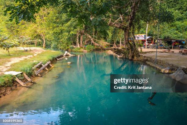 calm morning at blue lagoon, laos - vang vieng stockfoto's en -beelden