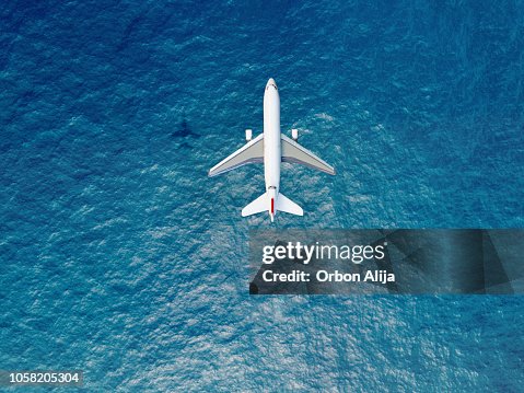 Avion survole un océan Avion survole un océan