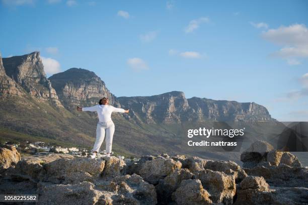 glückliche junge afrikanerin unterzeichnung - camps bay stock-fotos und bilder