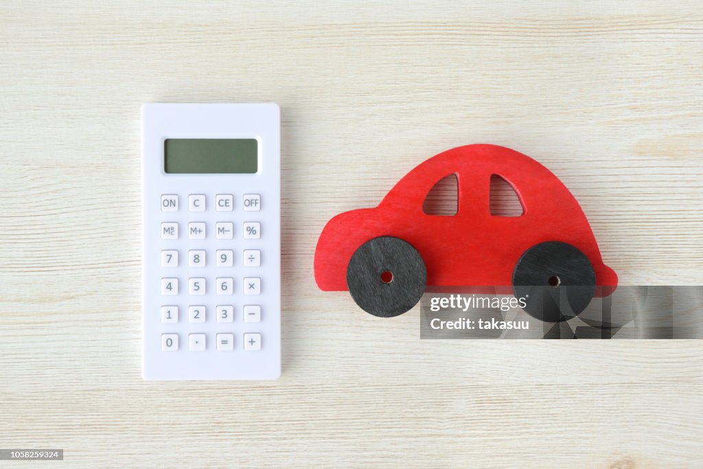 Rekenmachine en rode auto speelgoed