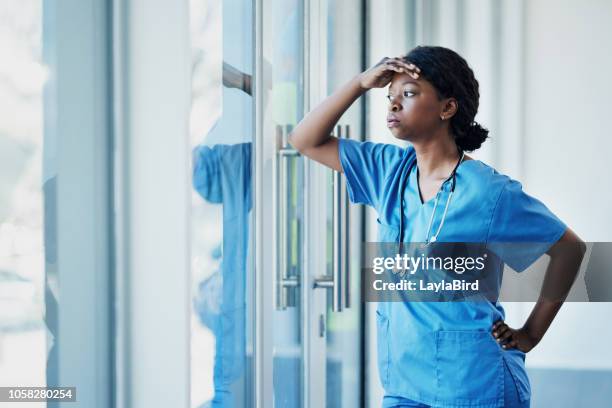 artsen ook onder ogen zien van zware niveaus van stress - sad workers stockfoto's en -beelden