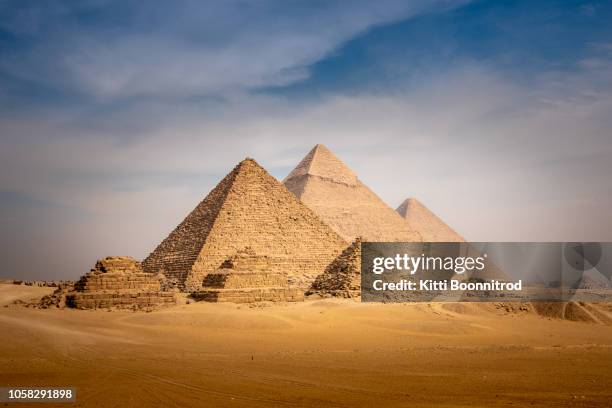 panorama view of the great pyramid of giza in egypt - pyramide stock-fotos und bilder