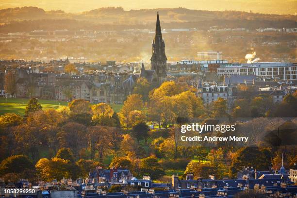 edinburgh cityscape with the meadows and the barclay viewforth church spire at sunset from salisbury crags, holyrood park - holyrood park 個照片及圖片檔