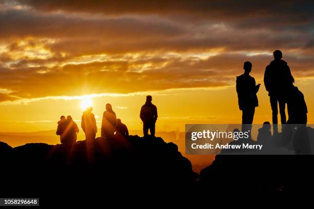 tourists at arthur's seat, holyrood park, edinburgh - mountain sunset stock pictures, royalty-free photos & images