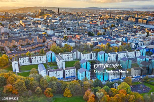 edinburgh cityscape, urban skyline view across dumbiedykes flats towards edinburgh castle from salisbury crags, holyrood park - flats in edinburgh stock-fotos und bilder