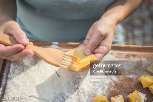 廚師準備手工釀的麵食餃子 - ombelico 個照片及圖片檔