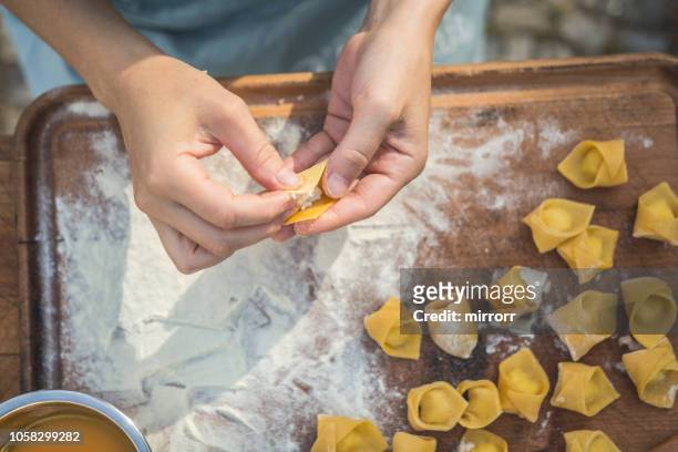 chef preparar tortellini de pasta rellena a mano - craft food fotografías e imágenes de stock