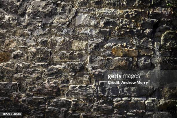 old brick wall, stone wall, old town, edinburgh - steinwand stock-fotos und bilder