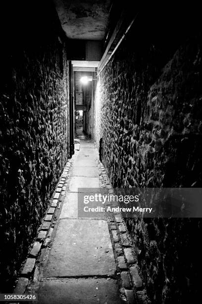 jackson's close across from fleshmarket close at night, old town, edinburgh - dark alley stock pictures, royalty-free photos & images