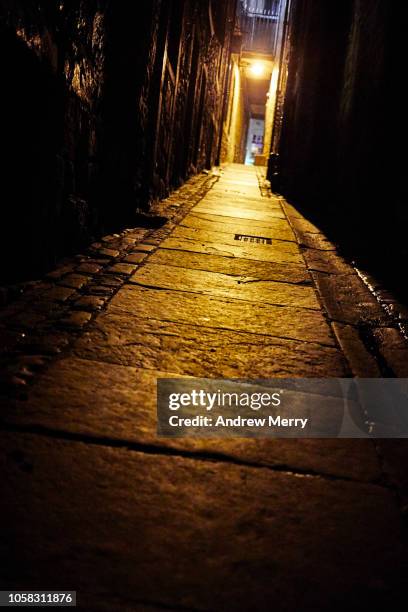 jackson's close across from fleshmarket close at night, old town, edinburgh - dark alley stock pictures, royalty-free photos & images