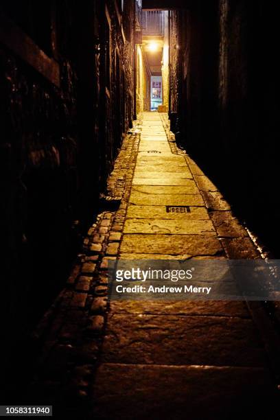 jackson's close across from fleshmarket close at night, old town, edinburgh - cobblestone pathway stock pictures, royalty-free photos & images