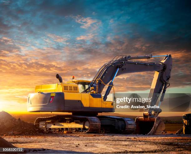 pelle sur chenilles sur le chantier dans la soirée. - tractopelle photos et images de collection