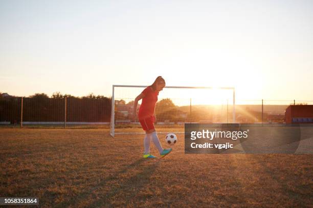 jugador de fútbol femenino - entrenamiento deportivo fotografías e imágenes de stock