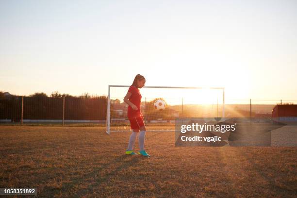 女子サッカー選手 - 女子サッカー ストックフォトと画像