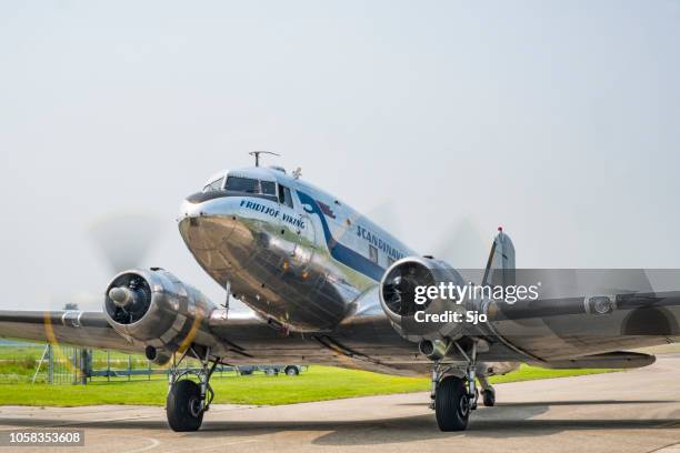 【新品、希少品】DOUGLAS DC-3 飛行機　写真集 New Book: The Legendary Douglas DC-3, a Pictorial Tribute