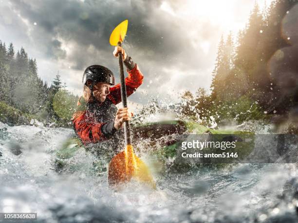 kayak whitewater, kayak estremo. un ragazzo in kayak naviga su un fiume di montagna - kayak foto e immagini stock