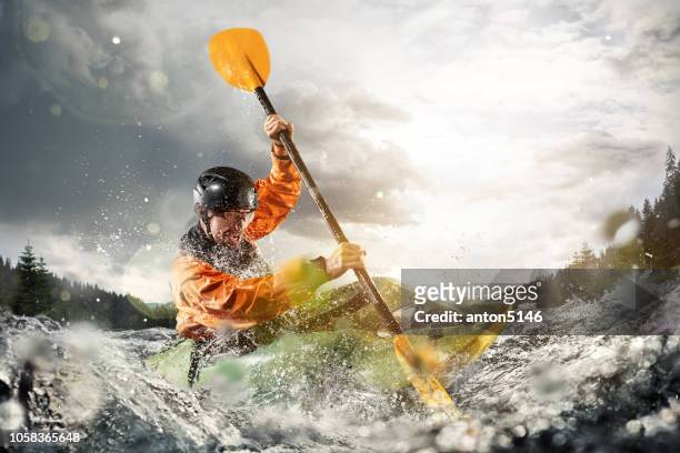 wildwasser kajak, extreme kajak. ein kerl in einem kajak fährt auf einem bergfluss - whitewater rafting stock-fotos und bilder