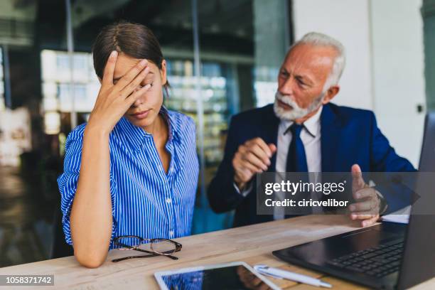 collega's ruzie op werkplek - harassment work stockfoto's en -beelden