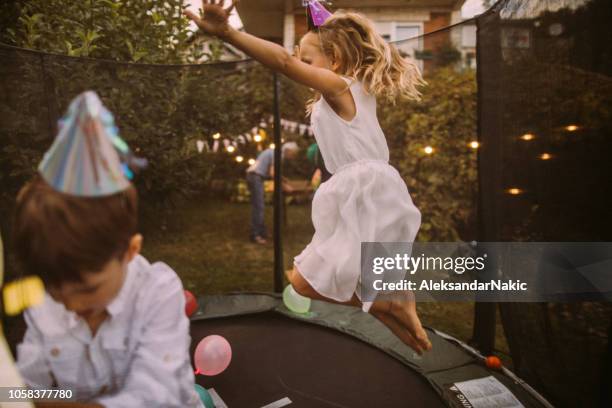 festa di compleanno su trampolino - children birthday party foto e immagini stock