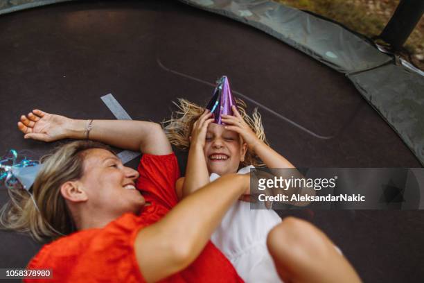 geburtstagsfeier auf einem trampolin - trampoline stock-fotos und bilder