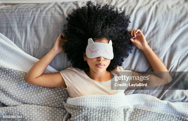 bitte nicht stören - black man sleeping in bed stock-fotos und bilder