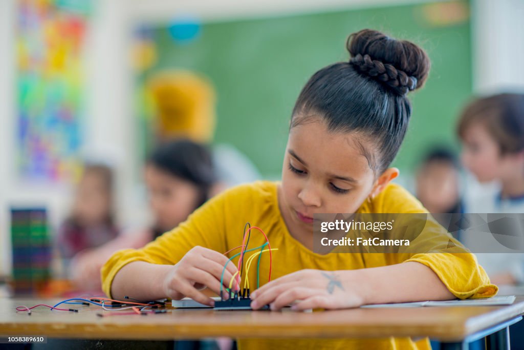 Mädchen baut Elektronik in der Grundschule