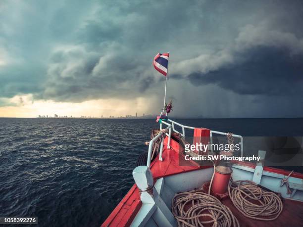 mobile device photo of a ship in the storm - province de chonburi photos et images de collection