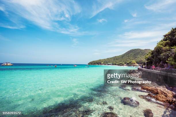 beautiful blue ocean in koh larn island, pattaya - strand pattaya stockfoto's en -beelden