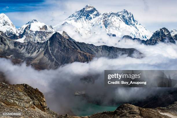 spectacular landscape of mt.everest (8,848 metres) view from renjo la pass (5,340 m) - mt everest ストックフォトと画像