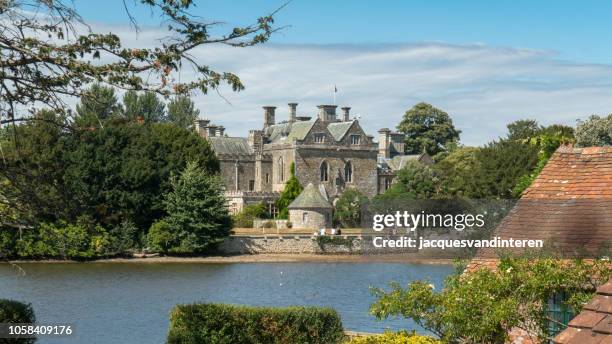 la maison de palace dans le village de beaulieu dans le parc national new forest (angleterre, royaume-uni) situé sur un lac, une journée ensoleillée - hampshire photos et images de collection