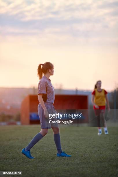 vrouwelijke voetbalscheidsrechter - female umpire stockfoto's en -beelden